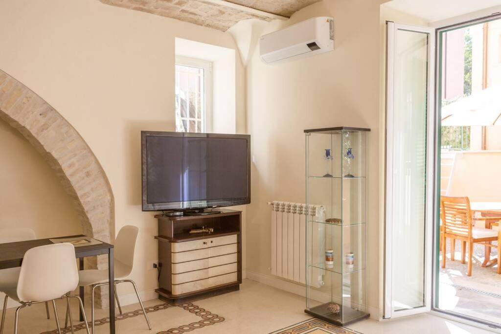 Romantica Apartment With Dehors Near San Giovanni Экстерьер фото